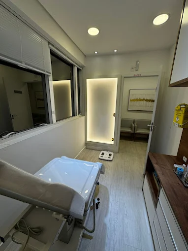 Sala de avaliação com balança e maca